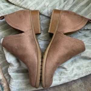 Life Stride Soft System Ankle Booties in taupe suede Size 8.5 M